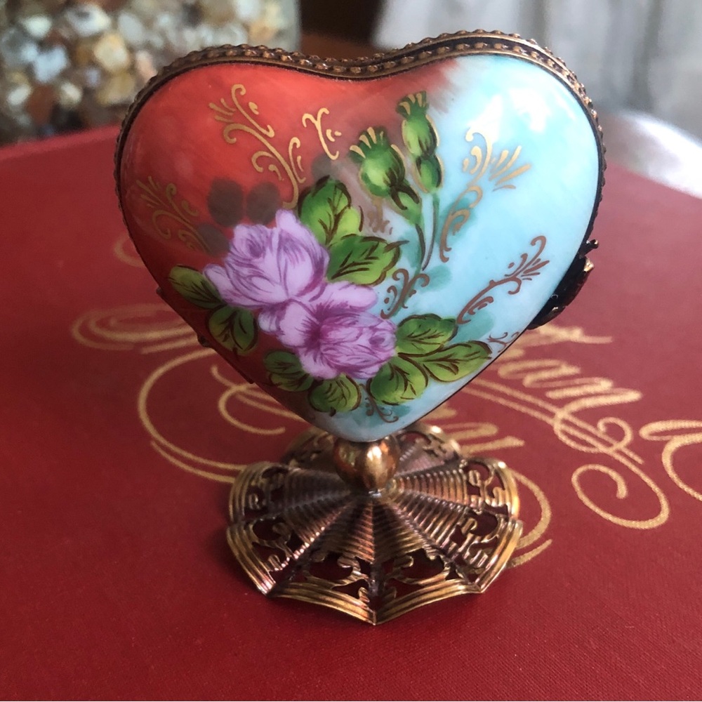 Limoges France Peint Main Trinket Box Pedestal￼ Heart Floral Rose Butterfly ￼